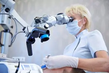 Dr. Sabine Rix bei der mikroskopgestützten Wurzelbehandlung – Endodontie Sillmanns, Rix & Kollegen Bühl