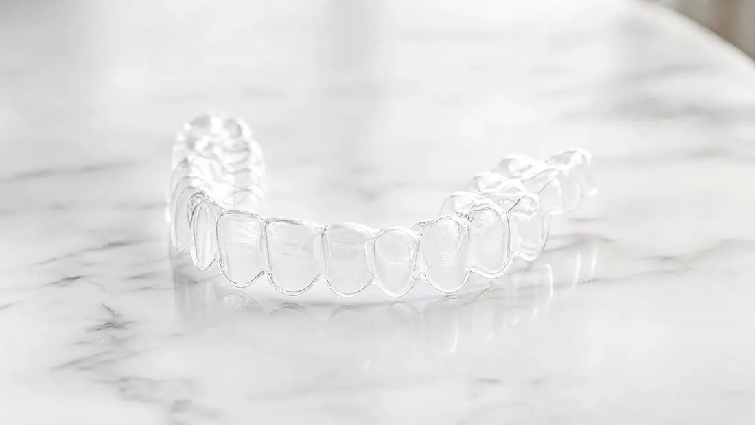 Transparente Invisalign-Aligner – unsichtbare Zahnspange in Bühl